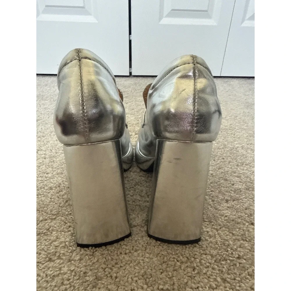 Unbranded metallic silver